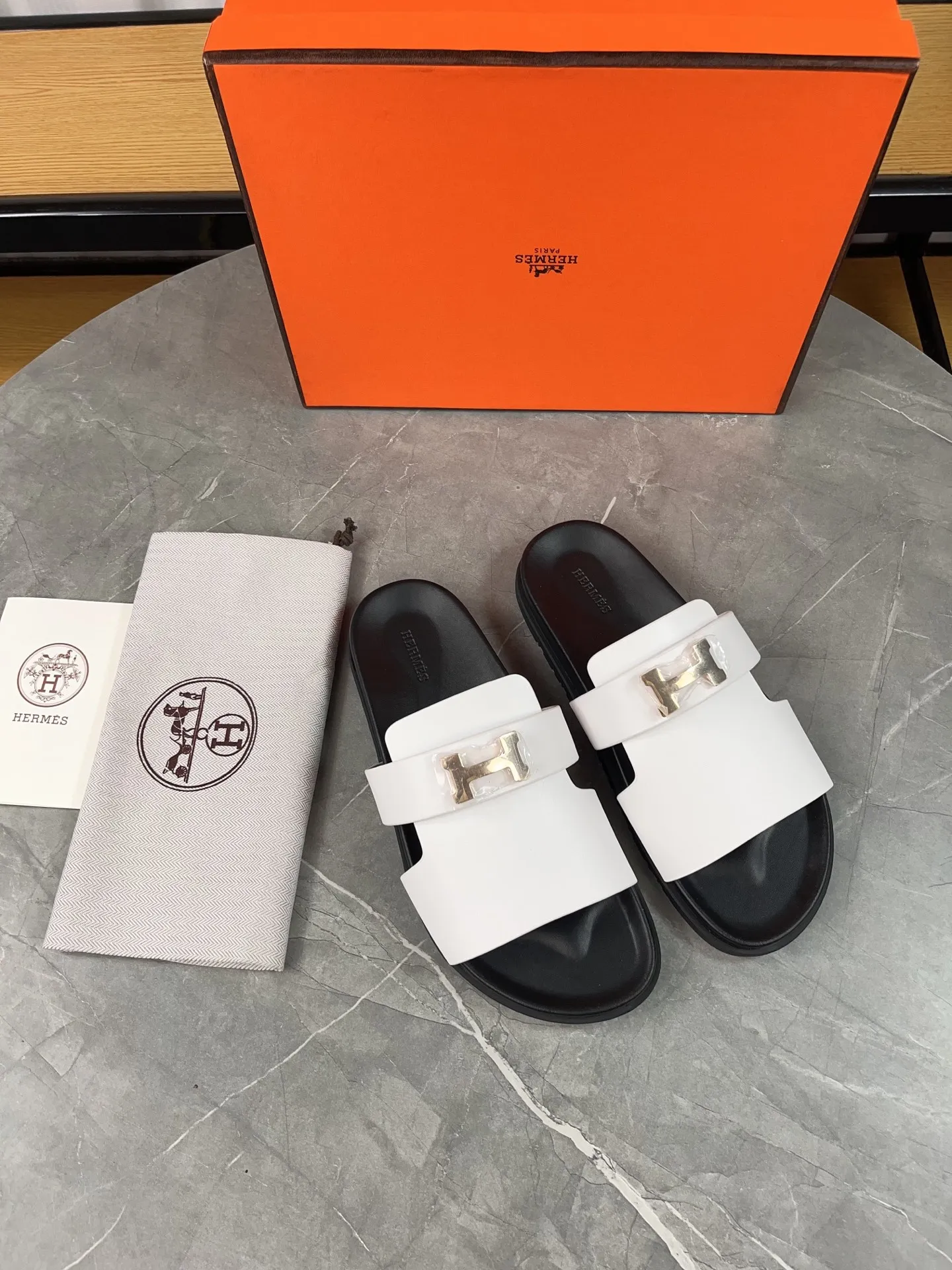 p440🐮🐮H family classic (couples) buckle slippers ✅ Hermes Hermes spring and summer sandals series! Classic style, always popular slippers - sandals, great with any combination! ! ! Upper: imported palmprint PU inner lining: imported mixed sheepskin Outsole: Tpu non-slip and wear-resistant outsole Female size: 35-40 (41 customized) Male size: 39-45 (39.45 customized)